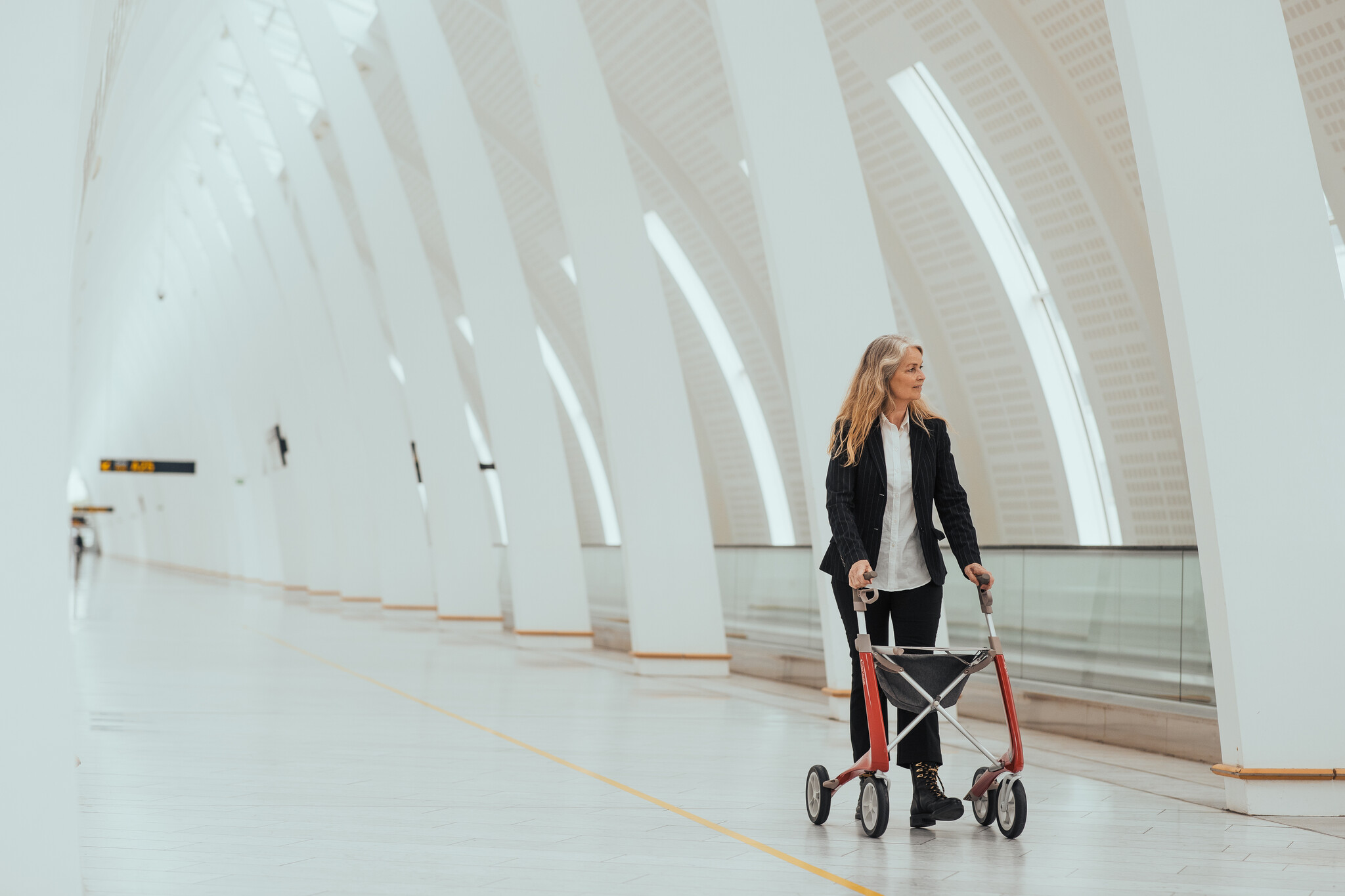 Kan je met een rollator of scooter het vliegtuig op?