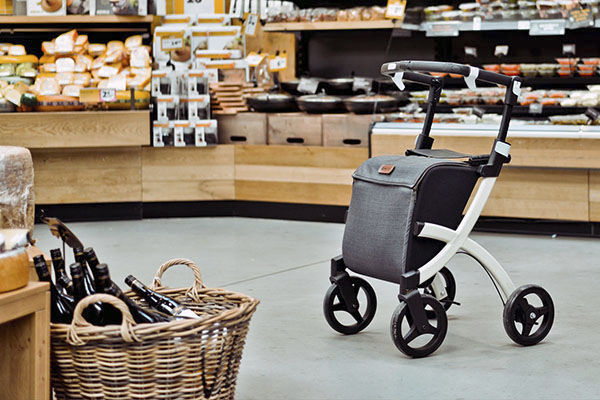Zorgeloos shoppen en stappen met onze shopping rollators 