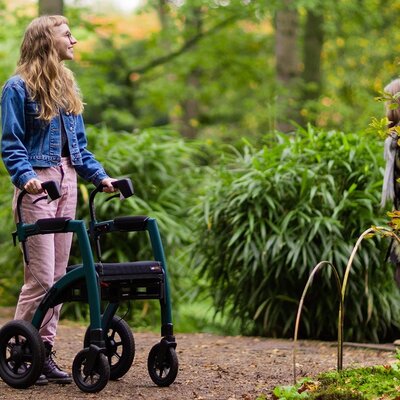 Zorgeloos op pad met een 2-in-1 rollator