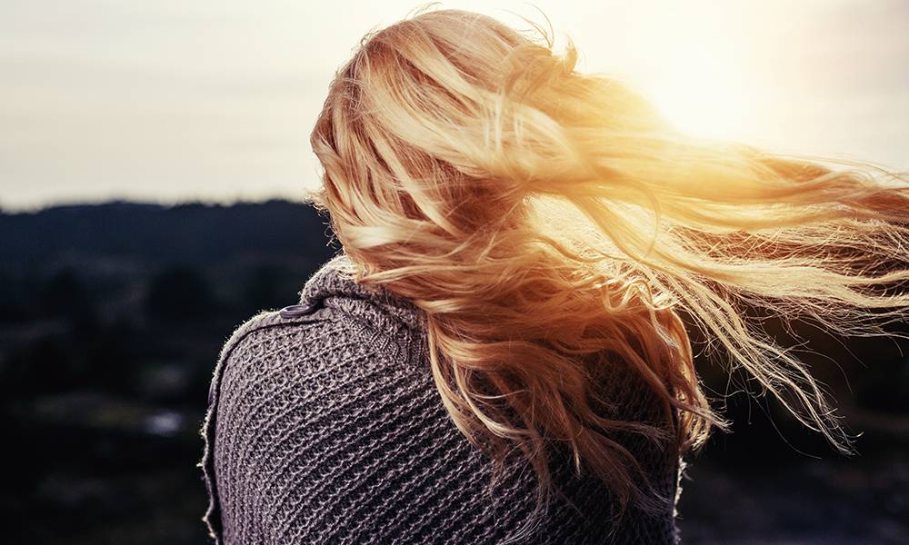 Zelf je haar blonderen of bleken: dit is wat je moet weten.