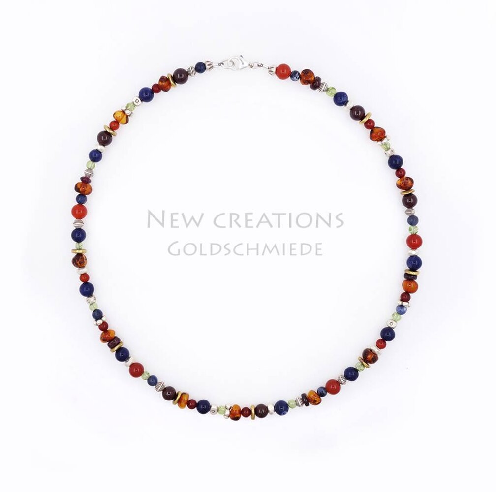 Halskette aus Silber, Messing und Farbedelsteinen Halskette aus Silber, Messing und Farbedelsteinen