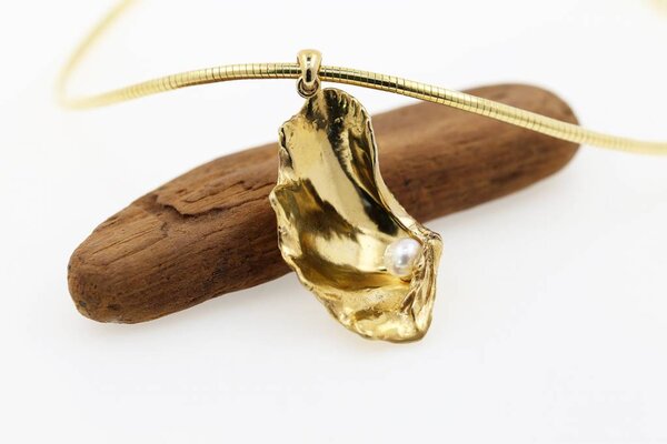 Muschel Anhänger aus 925er Silber vergoldet mit Perle Muschel Anhänger aus 925er Silber vergoldet mit Perle
