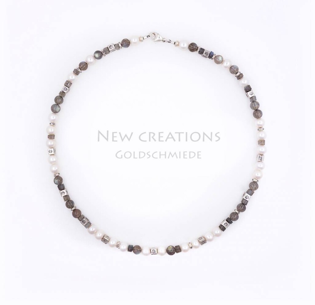Halskette aus Labradorit, SW-Perle und Silberelemente, klein Halskette aus Labradorit, SW-Perle und Silberelemente, klein