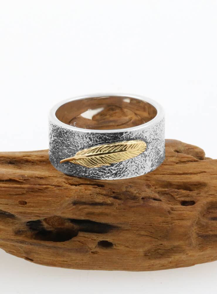 Feder: handfgefertigter Ring aus 925er Silber und 750er Gelbgold Feder: handfgefertigter Ring aus 925er Silber und 750er Gelbgold