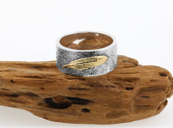 Feder: handfgefertigter Ring aus 925er Silber und 750er Gelbgold Feder: handfgefertigter Ring aus 925er Silber und 750er Gelbgold