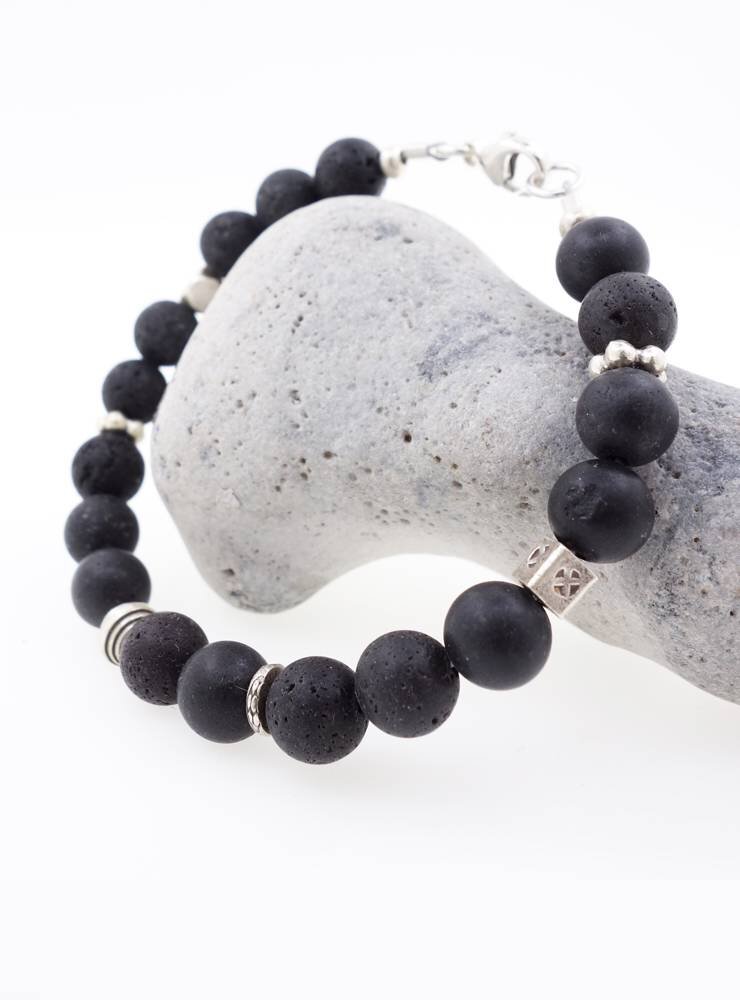 Handgefertigtes Armband aus Lavakugeln und diversen Silberelementen Handgefertigtes Armband aus Lavakugeln und diversen Silberelementen