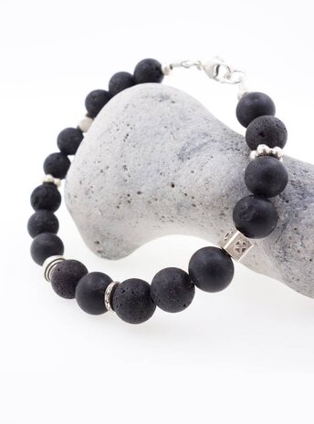 Handgefertigtes Armband aus Lavakugeln und diversen Silberelementen Handgefertigtes Armband aus Lavakugeln und diversen Silberelementen