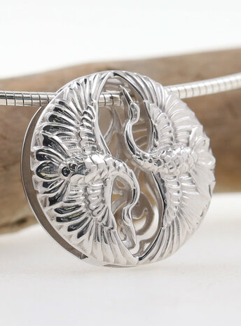 Tanz der Kraniche: Anhänger aus 925er Silber, rhodiniert Variante 1 Tanz der Kraniche: Anhänger aus 925er Silber, rhodiniert Variante 1