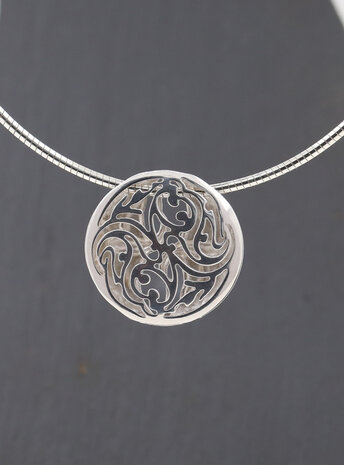 Tanz der Kraniche: Anhänger aus 925er Silber, rhodiniert Variante 1 Tanz der Kraniche: Anhänger aus 925er Silber, rhodiniert Variante 1