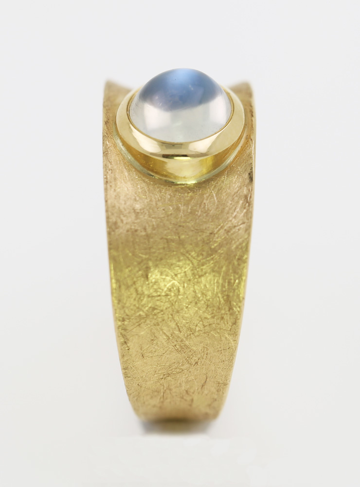 Luna: Ring aus 750er Gelbgold mattiert und Mondstein Cabochon