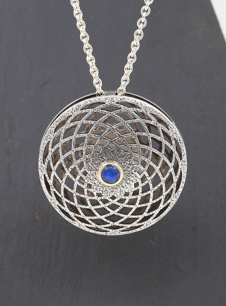 Magischer Kreis: Anhänger aus 925er Silber, 750er Gelbgold und Opaltriplette Magischer Kreis: Anhänger aus 925er Silber, 750er Gelbgold und Opaltriplette