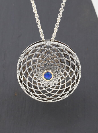 Magischer Kreis: Anhänger aus 925er Silber, 750er Gelbgold und Opaltriplette Magischer Kreis: Anhänger aus 925er Silber, 750er Gelbgold und Opaltriplette