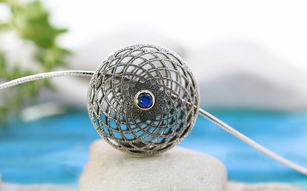 Magischer Kreis: Anhänger aus 925er Silber, 750er Gelbgold und Opaltriplette Magischer Kreis: Anhänger aus 925er Silber, 750er Gelbgold und Opaltriplette