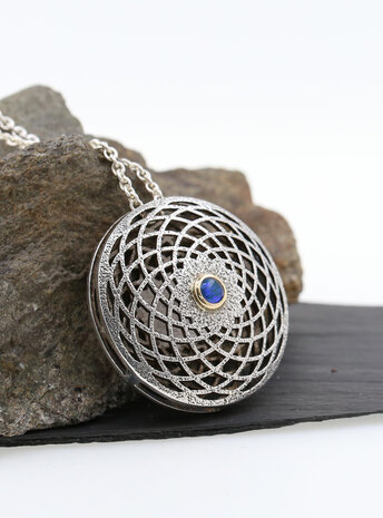 Magischer Kreis: Anhänger aus 925er Silber, 750er Gelbgold und Opaltriplette Magischer Kreis: Anhänger aus 925er Silber, 750er Gelbgold und Opaltriplette