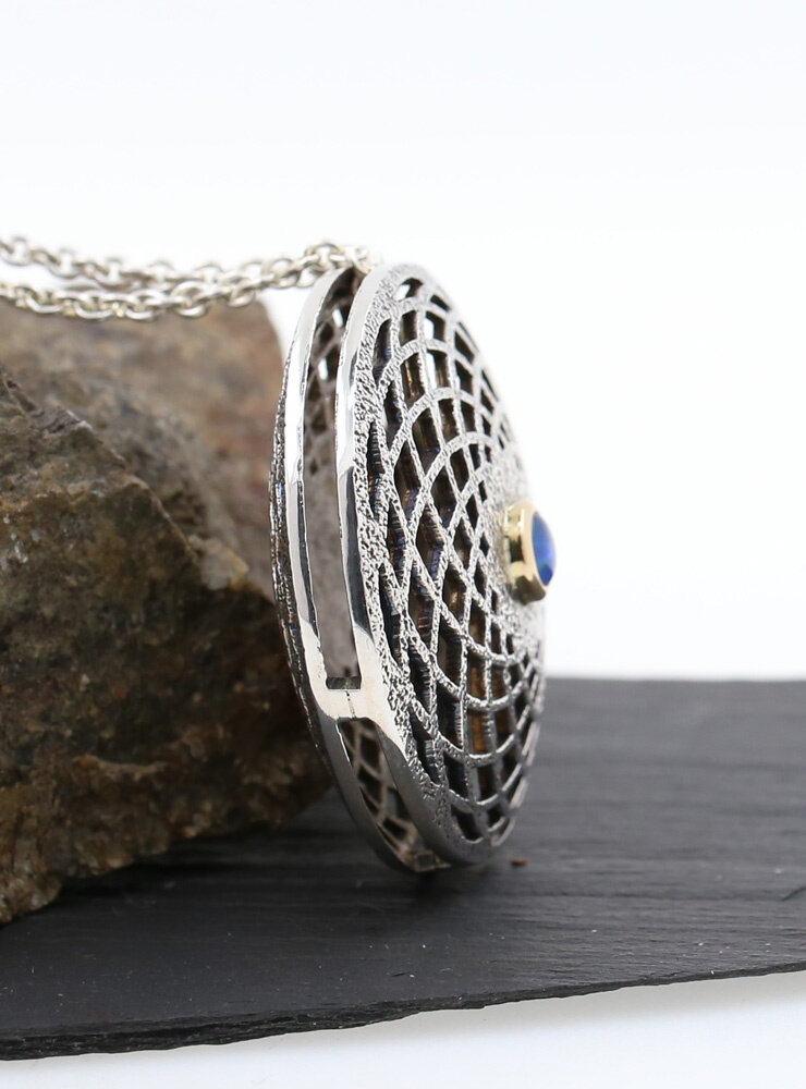 Magischer Kreis: Anhänger aus 925er Silber, 750er Gelbgold und Opaltriplette Magischer Kreis: Anhänger aus 925er Silber, 750er Gelbgold und Opaltriplette