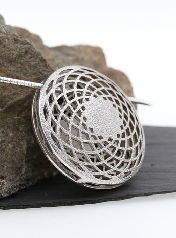 Magischer Kreis: Anhänger aus 925er Silber, 750er Gelbgold und Opaltriplette Magischer Kreis: Anhänger aus 925er Silber, 750er Gelbgold und Opaltriplette