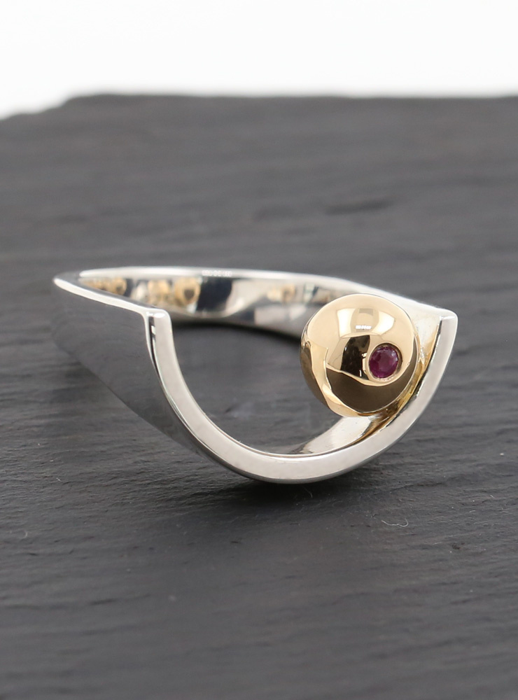 Augapfel: Ring aus 925er Silber, 750er Gelbgold, Rubin