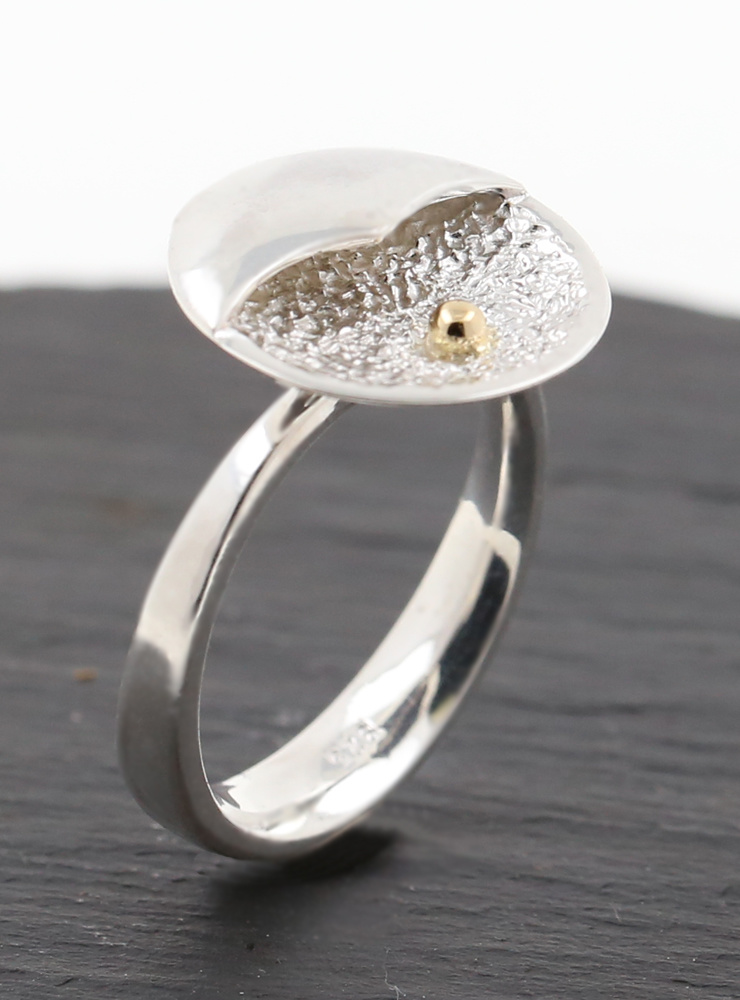 Strandperle: handgefertigter Ring aus 925er Silber und 750er Gelbgold