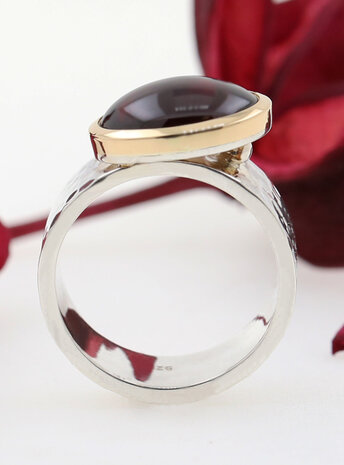 "New Creations": Handgeschmiedeter Ring aus 925er Silber, 750er Gelbgold und Granat "New Creations": Handgeschmiedeter Ring aus 925er Silber, 750er Gelbgold und Granat