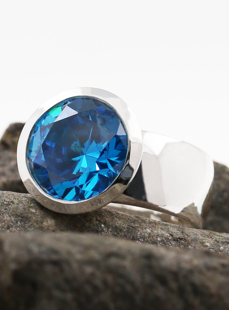 Prunkstück Türkisblau: Ring aus 925er Silber und Cubic Zirkonia Prunkstück Türkisblau: Ring aus 925er Silber und Cubic Zirkonia