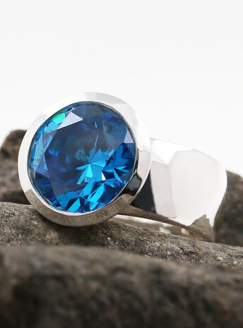 Prunkstück Türkisblau: Ring aus 925er Silber und Cubic Zirkonia Prunkstück Türkisblau: Ring aus 925er Silber und Cubic Zirkonia