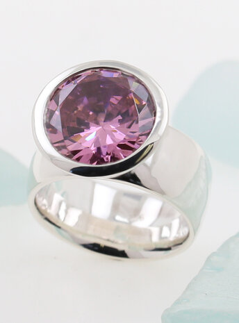 Prunkstück Pink: Ring aus 925er Silber und Cubic Zirkonia Prunkstück Pink: Ring aus 925er Silber und Cubic Zirkonia