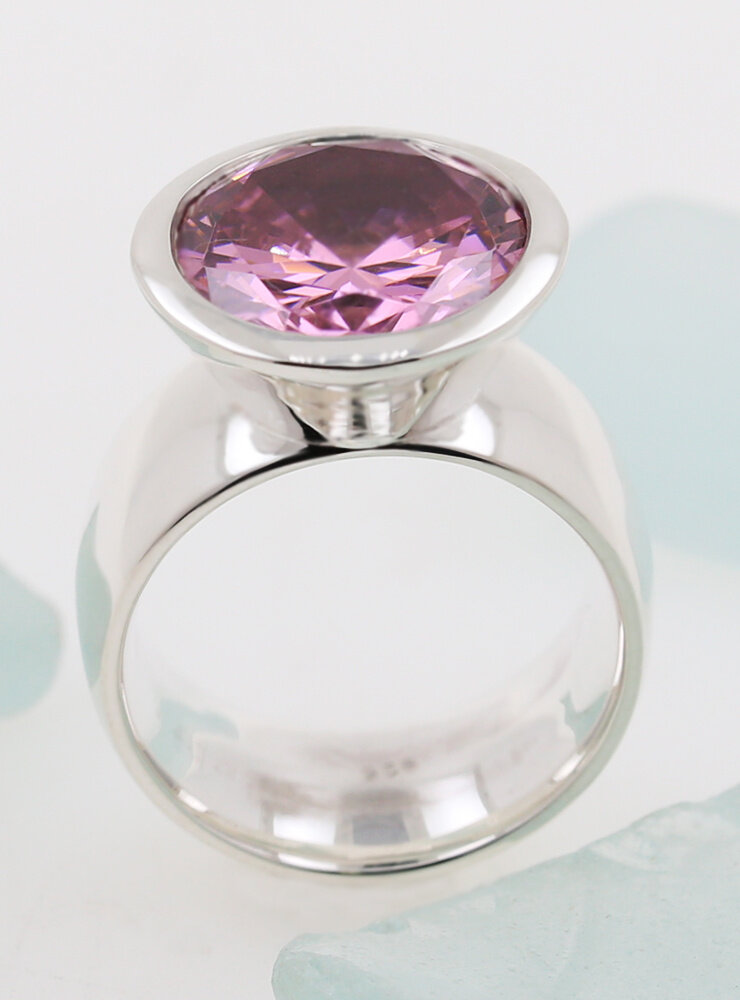 Prunkstück Pink: Ring aus 925er Silber und Cubic Zirkonia Prunkstück Pink: Ring aus 925er Silber und Cubic Zirkonia