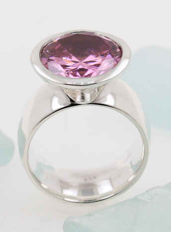 Prunkstück Pink: Ring aus 925er Silber und Cubic Zirkonia Prunkstück Pink: Ring aus 925er Silber und Cubic Zirkonia