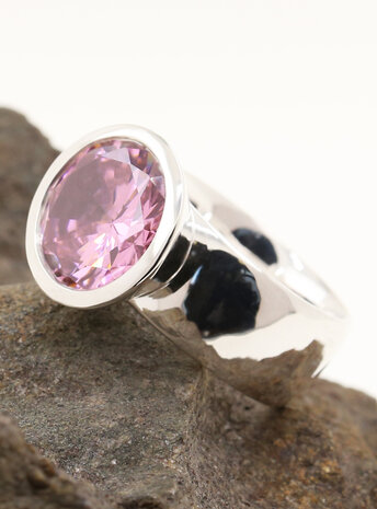 Prunkstück Pink: Ring aus 925er Silber und Cubic Zirkonia Prunkstück Pink: Ring aus 925er Silber und Cubic Zirkonia