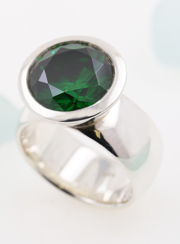 Prunkstück  Samaragdgrün: Ring aus 925er Silber, Zirkonia