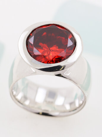 Prunkstück Rubinrot: Ring aus 925er Silber und Cubic Zirkonia