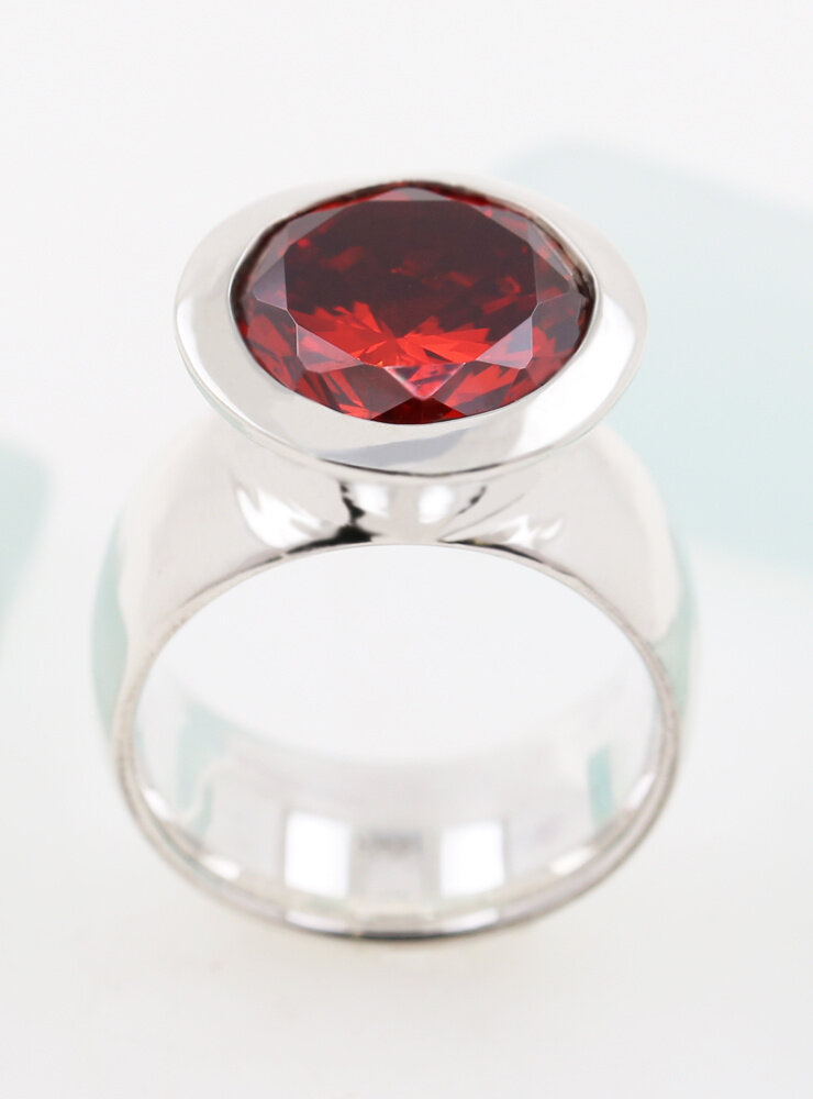 Prunkstück Rubinrot: Ring aus 925er Silber und Cubic Zirkonia