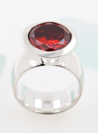 Prunkstück Rubinrot: Ring aus 925er Silber und Cubic Zirkonia