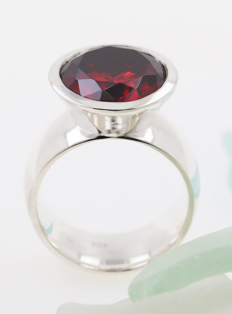 Prunkstück Granatrot: Ring aus 925er Silber, Cubic Zirkonia