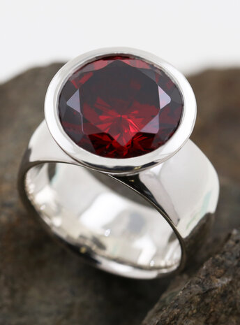 Prunkstück Granatrot: Ring aus 925er Silber, Cubic Zirkonia