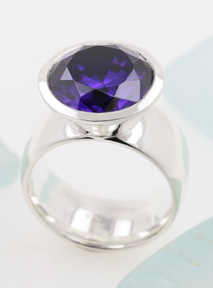 Prunkstück Dunkelviolett: Ring aus 925er Silber und  Cubic Zirkonia Prunkstück Dunkelviolett: Ring aus 925er Silber und  Cubic Zirkonia