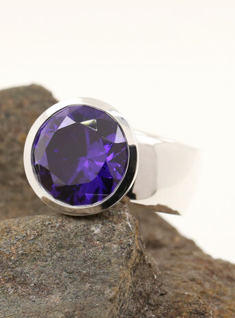 Prunkstück Dunkelviolett: Ring aus 925er Silber und  Cubic Zirkonia Prunkstück Dunkelviolett: Ring aus 925er Silber und  Cubic Zirkonia