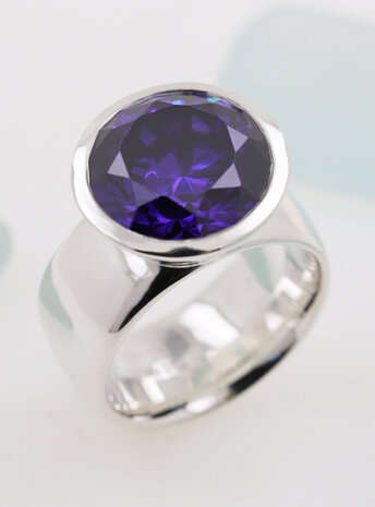 Prunkstück Dunkelviolett: Ring aus 925er Silber und  Cubic Zirkonia Prunkstück Dunkelviolett: Ring aus 925er Silber und  Cubic Zirkonia