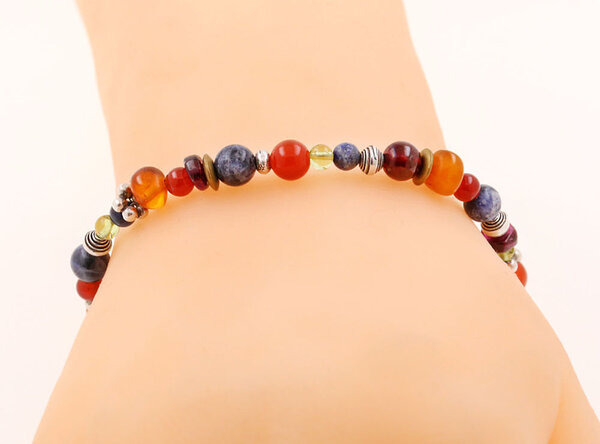 Armband aus Silber, Messing und farbigen Edelsteinen Armband aus Silber, Messing und farbigen Edelsteinen