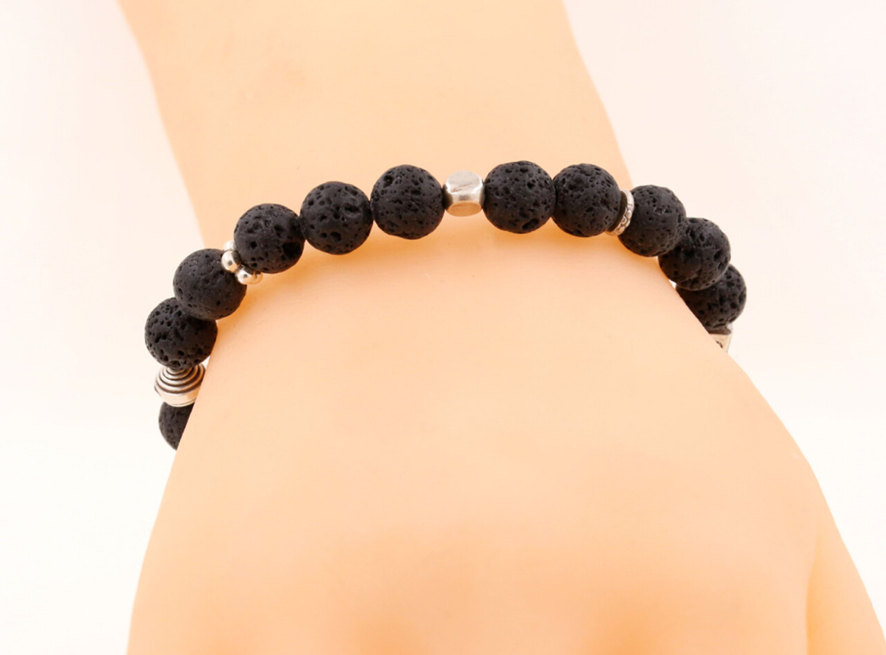 Handgefertigtes Armband aus Lavakugeln und diversen Silberelementen Handgefertigtes Armband aus Lavakugeln und diversen Silberelementen