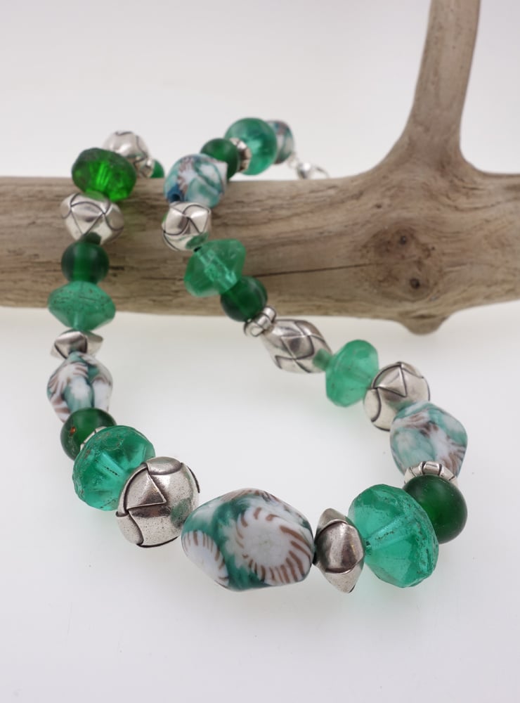 Unikat-Halskette aus grünen Glasperlen und Silber