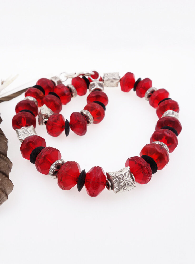 Halskette aus antiken Glasperlen, Kokosnussscheiben und Silber Halskette aus antiken Glasperlen, Kokosnussscheiben und Silber