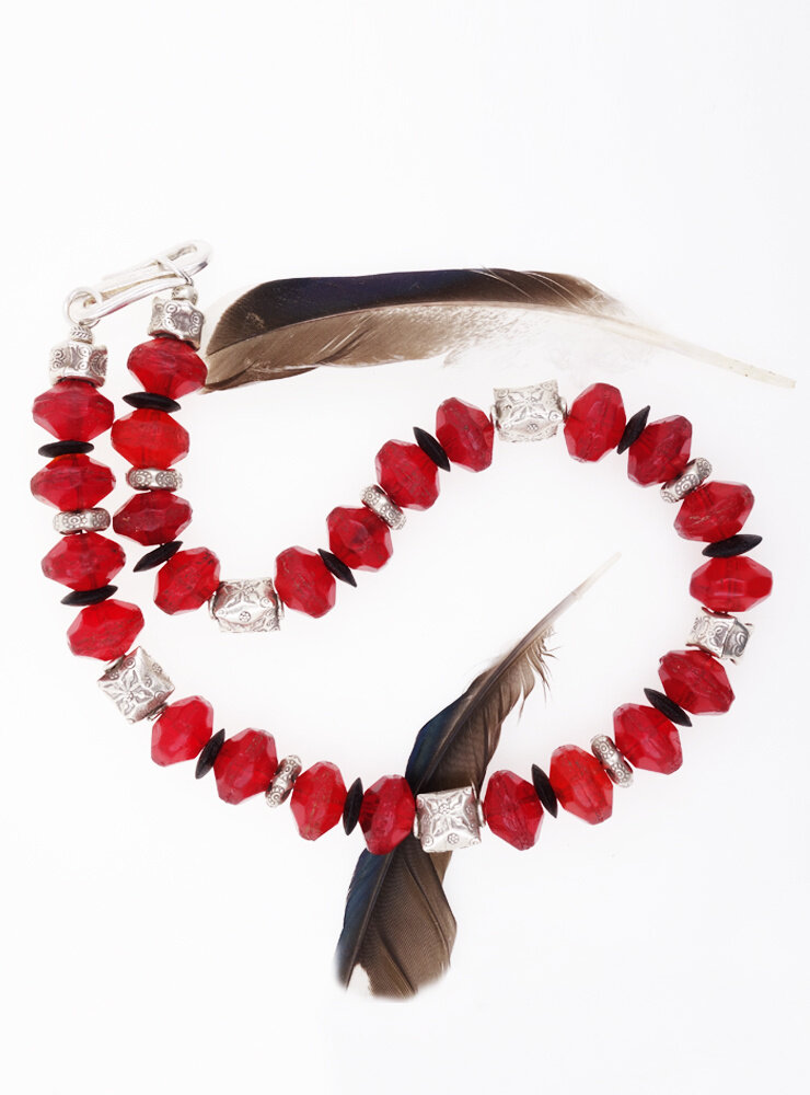 Halskette aus antiken Glasperlen, Kokosnussscheiben und Silber Halskette aus antiken Glasperlen, Kokosnussscheiben und Silber