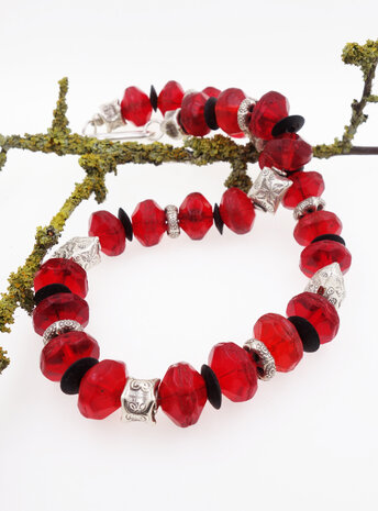 Halskette aus antiken Glasperlen, Kokosnussscheiben und Silber Halskette aus antiken Glasperlen, Kokosnussscheiben und Silber