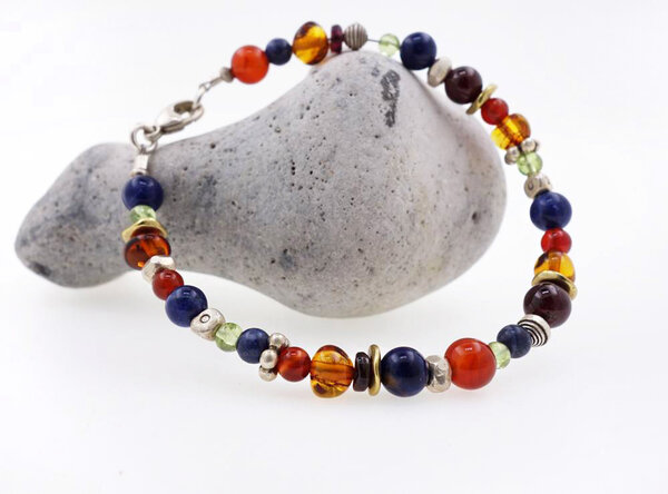 Armband aus Silber, Messing und farbigen Edelsteinen Armband aus Silber, Messing und farbigen Edelsteinen