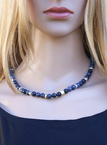 Halskette aus Dumortierit und Silberelementen Halskette aus Dumortierit und Silberelementen