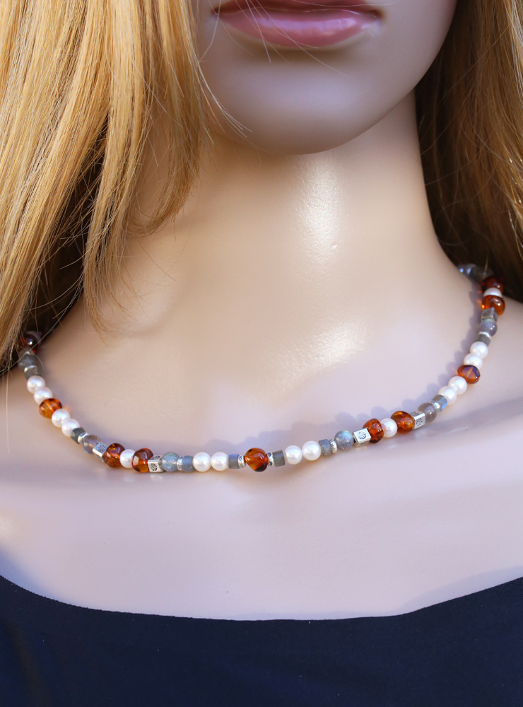 Halskette aus Labradorit, Bernstein, SW-Perle und Silberelemente, klein
