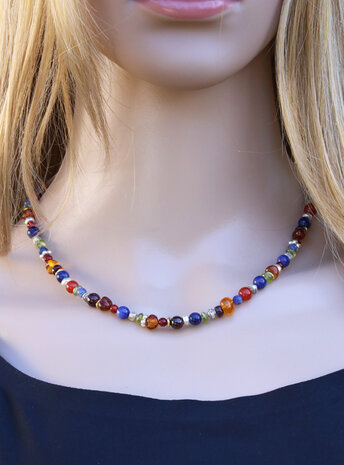 Halskette aus Silber, Messing und Farbedelsteinen Halskette aus Silber, Messing und Farbedelsteinen