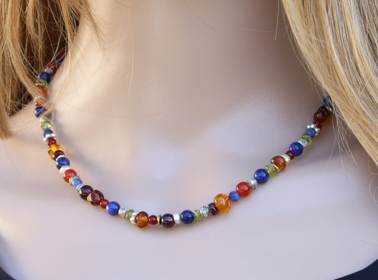 Halskette aus Silber, Messing und Farbedelsteinen Halskette aus Silber, Messing und Farbedelsteinen