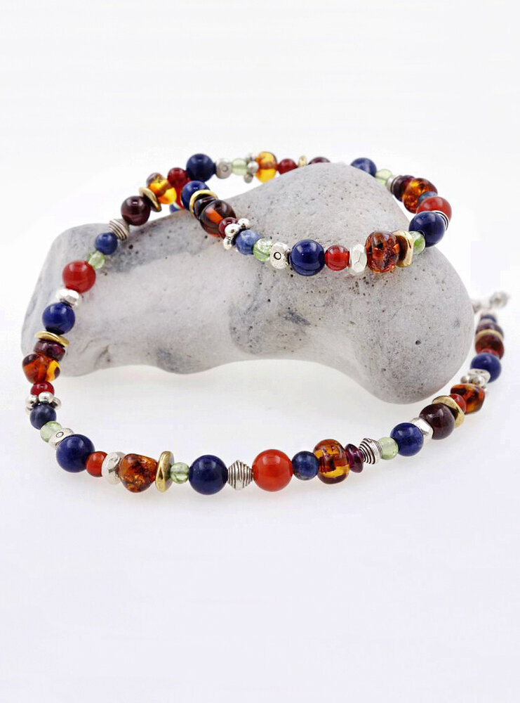 Halskette aus Silber, Messing und Farbedelsteinen Halskette aus Silber, Messing und Farbedelsteinen